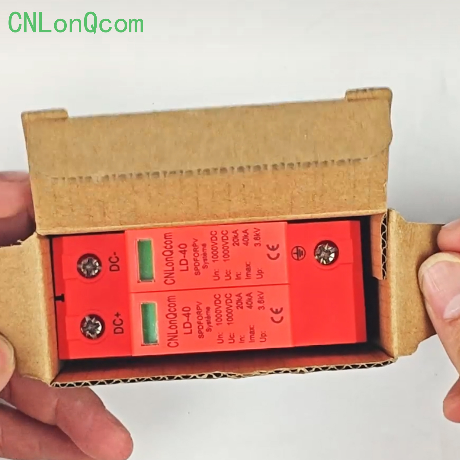 CNLonQcom LD-40 2P 1000V சோலார் DC சர்ஜ் ப்ரொடெக்டரைக் காட்சிப்படுத்துகிறது
